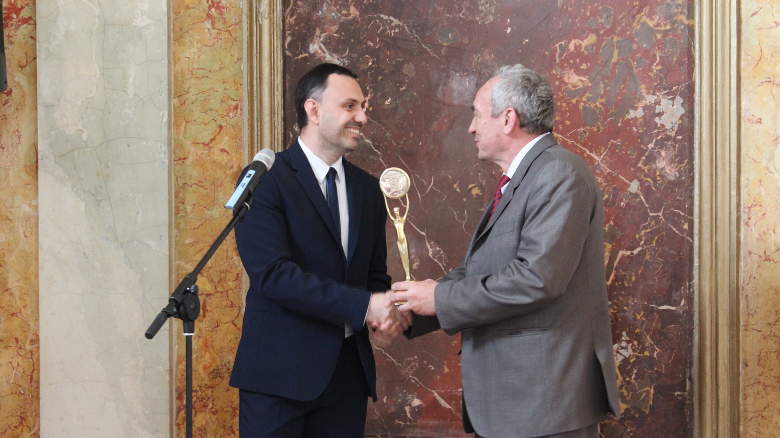 Predsednik PKB Milivoje Miletic urucuje nagradu clanu pobednickog tima Telekoma Srbija