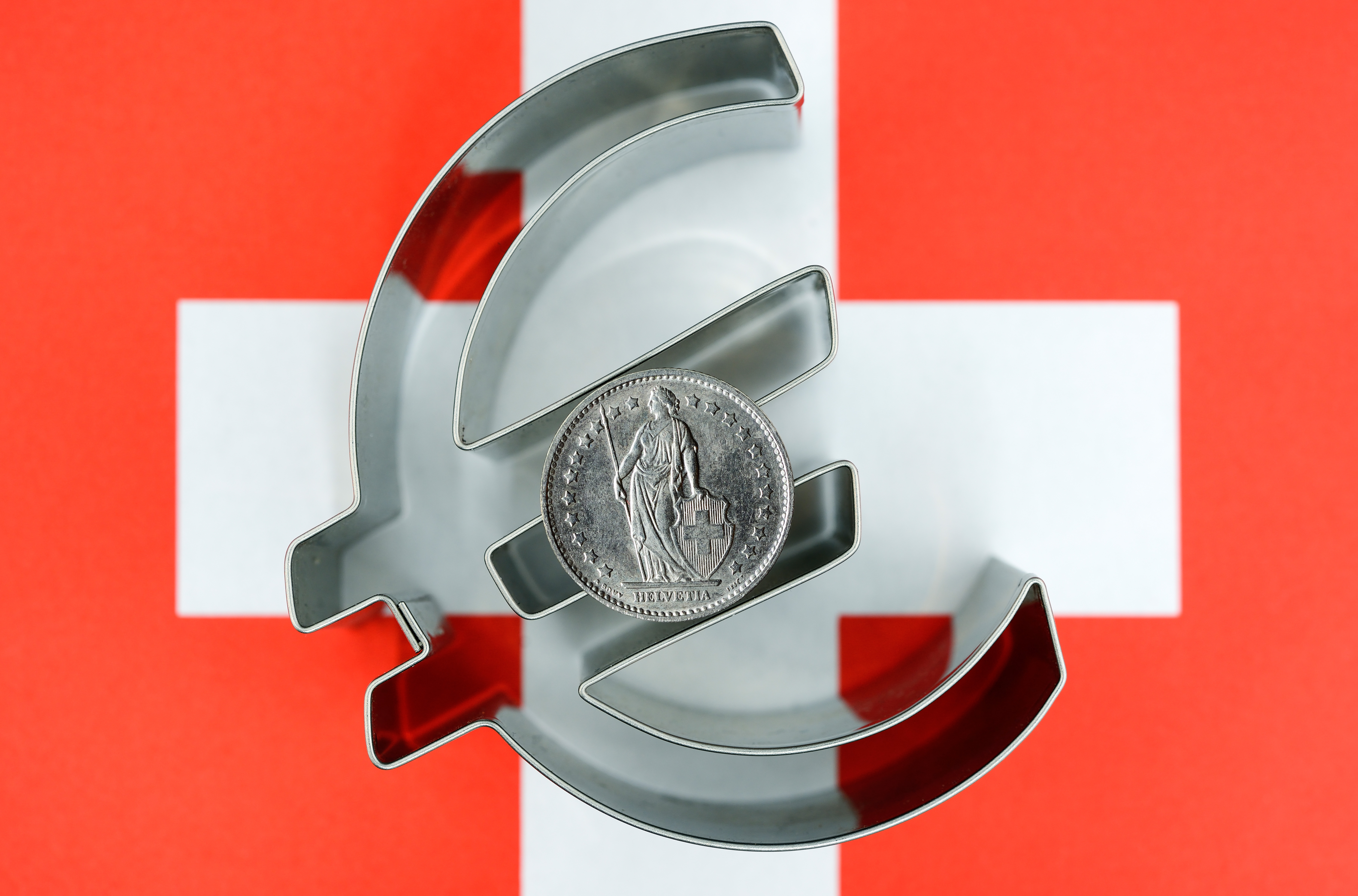 (GERMANY OUT) Schweizer Franken auf Eurozeichen und Schweiz-Fahne, Beendigung des Franken-Mindestkurses zum Euro (Photo by Christian Ohde/McPhoto/ullstein bild via Getty Images)