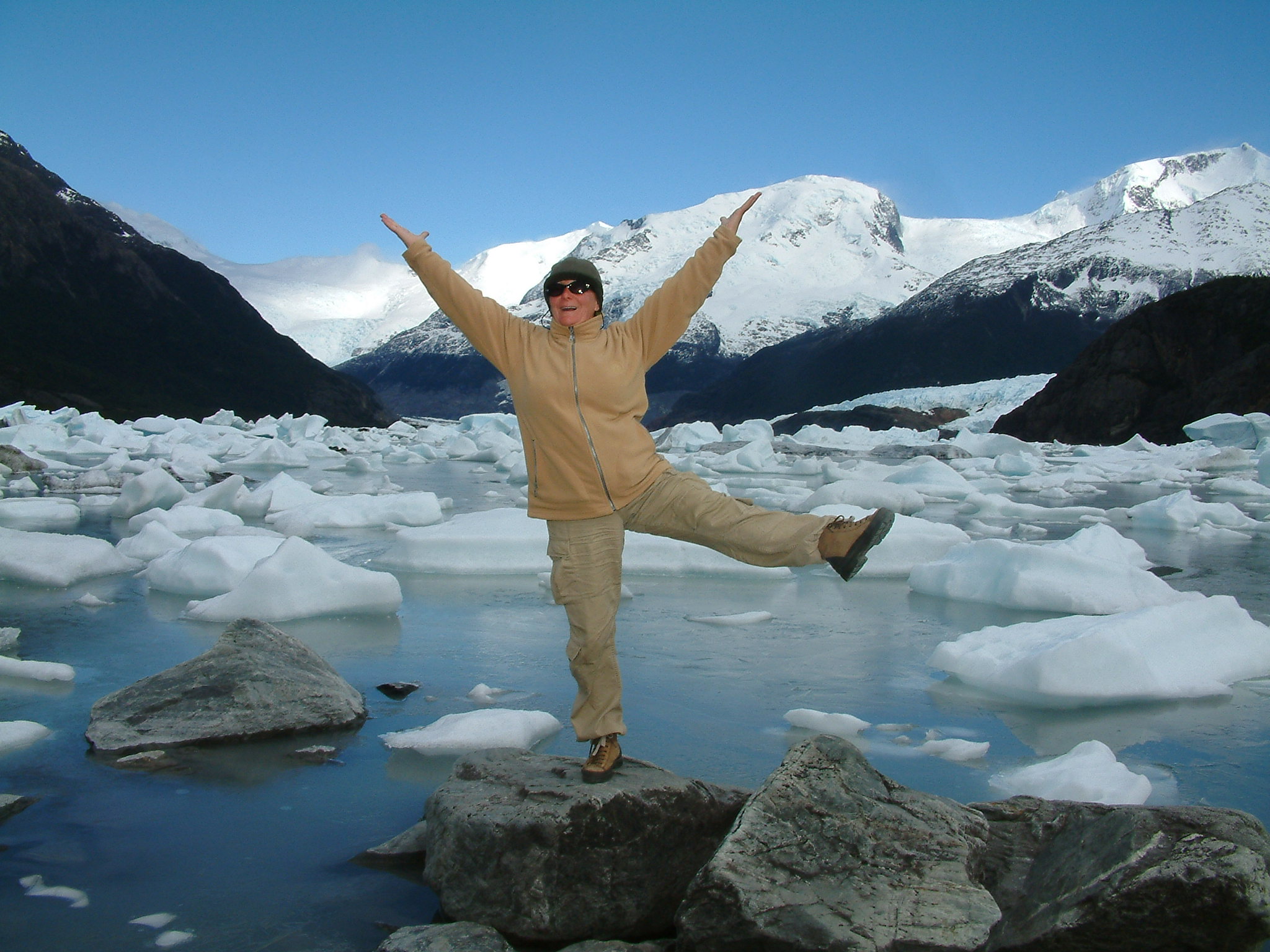 180. Patagonija. Sonja okružena glecerima i santama u laguni Oneli